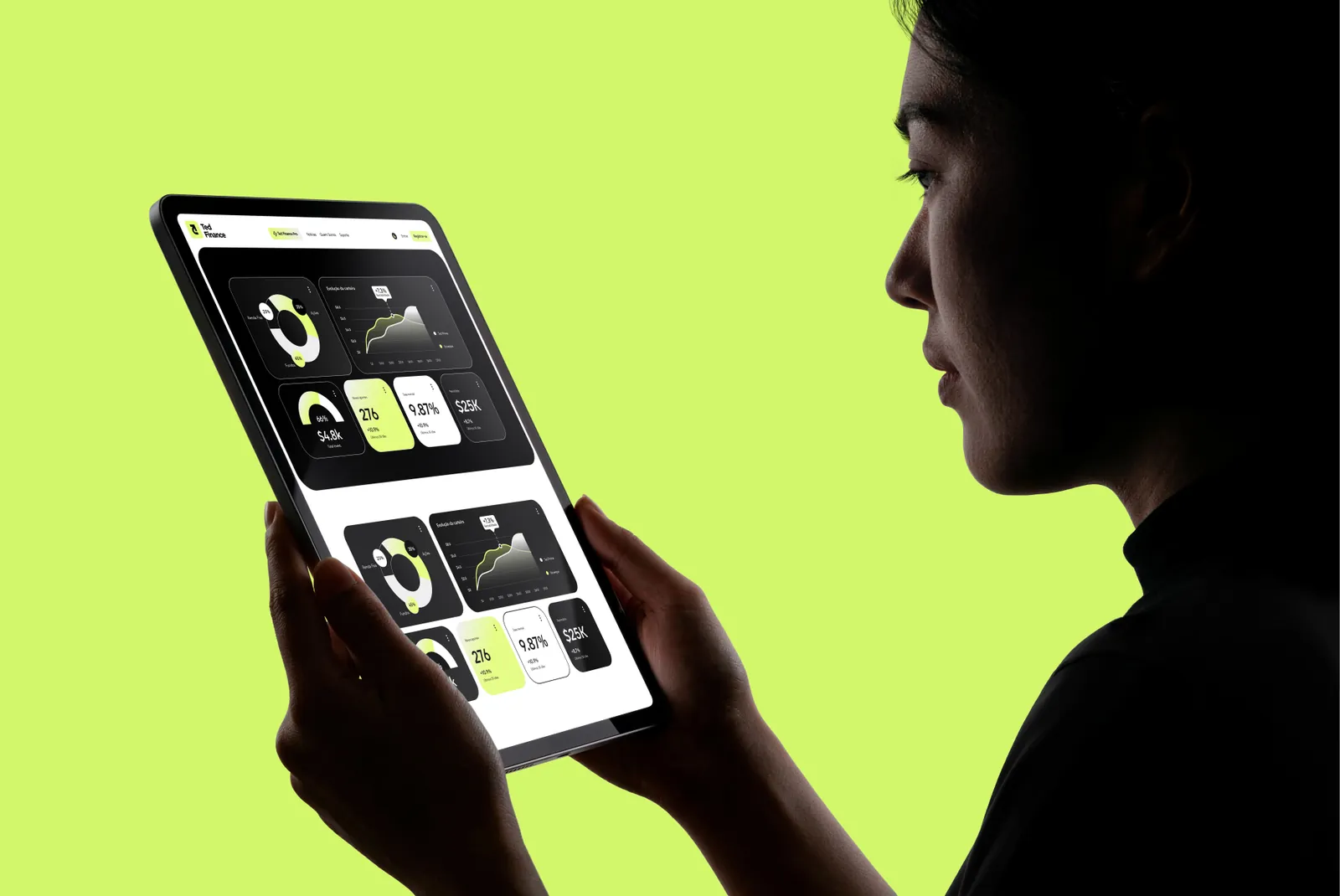 Pessoa de perfil segurando um tablet com o painel da Ted Finance, sobre fundo verde-limão