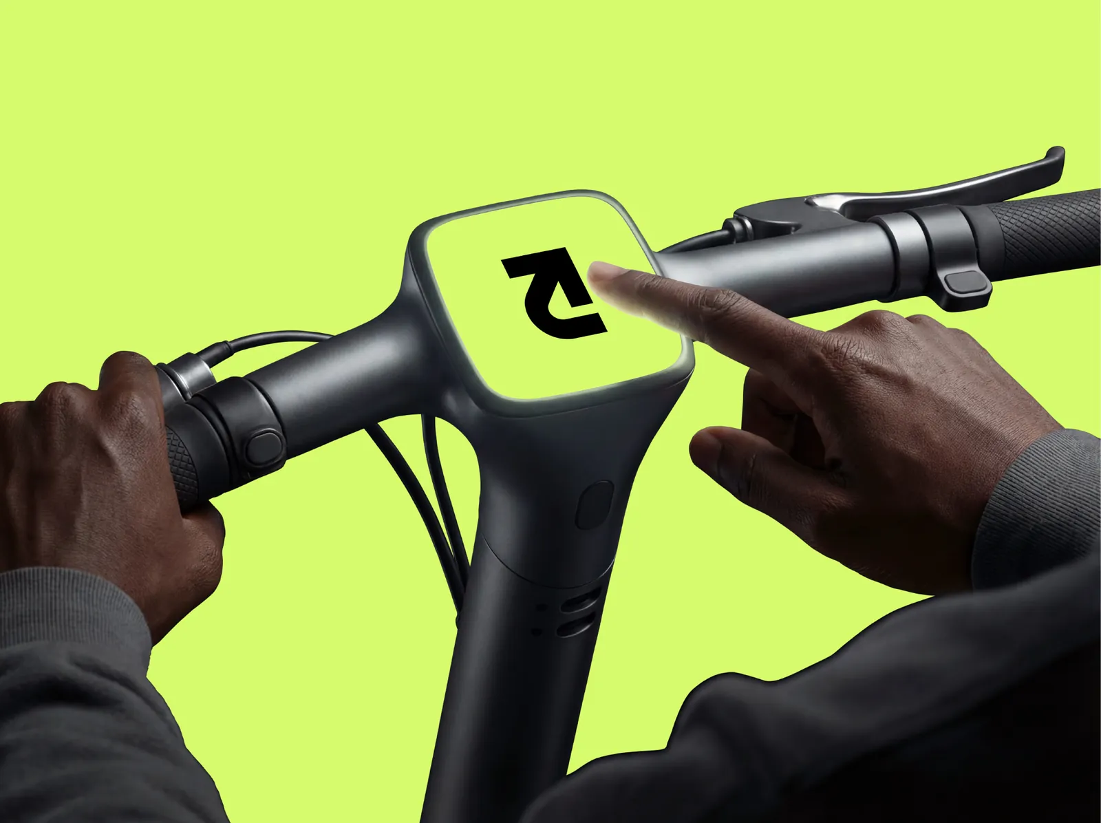 Guidão de uma bicicleta elétrica com o logo da Ted Finance na tela, tocada por um dedo